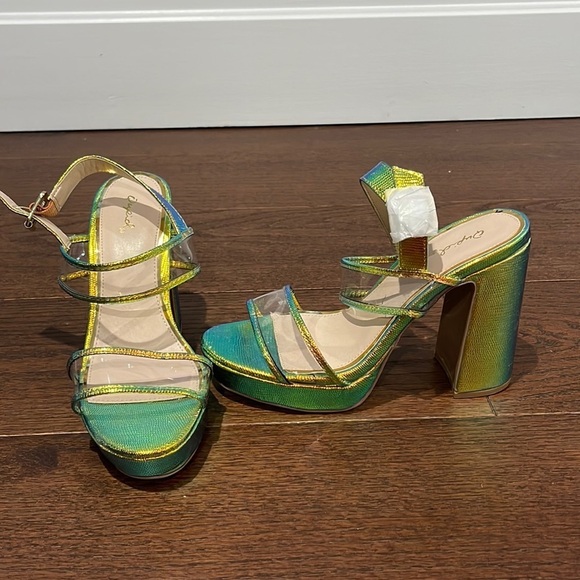 Qupid Women’s Brand New Iridescent Platform Sandals Size 9 - Picture 1 of 5
